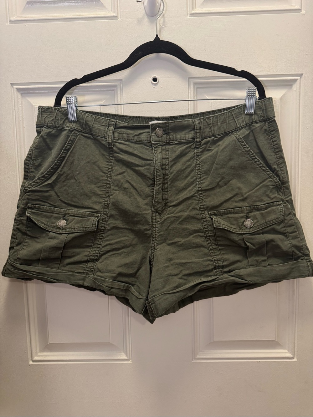 Time and Tru Olive Green Cargo Shorts with Flap Pockets 0486